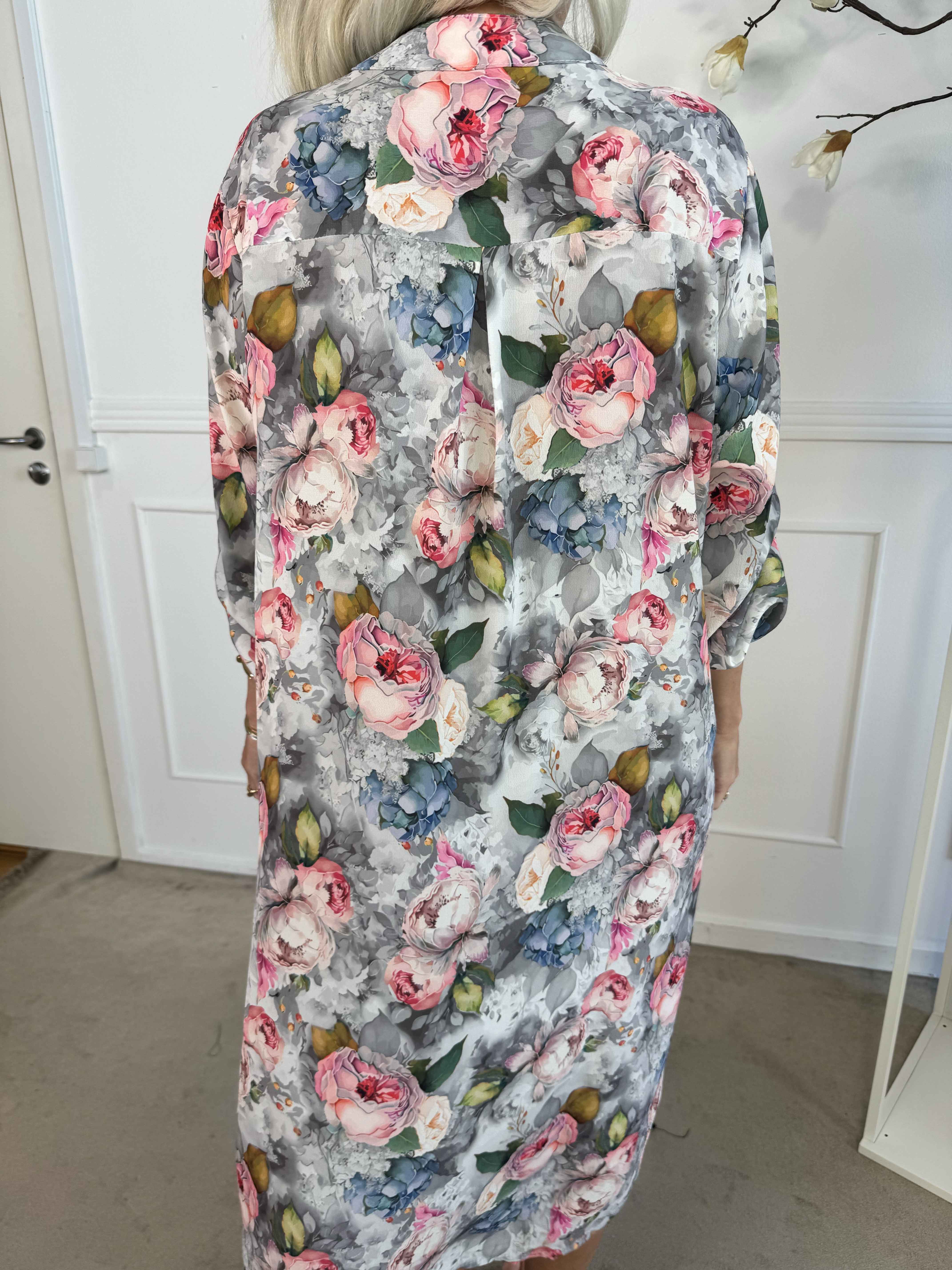 Vanesa Flower Dress - Let kjole i viskose med blomster motiver